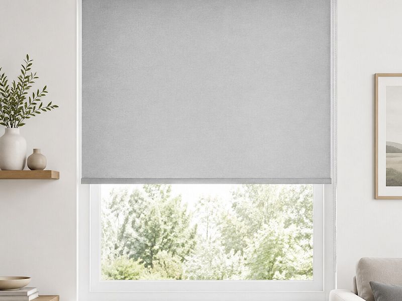 Rollo nach Ma&szlig; am Fenster