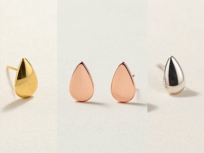 Tropfen-Ohrstecker, Paar auf hellem Grund